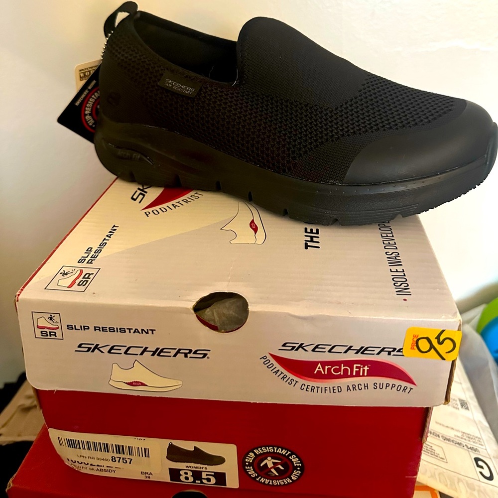 Womens NEW SKETCHERS size 8.5!! Very comfy slip resistant